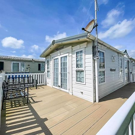 Lovely Caravan With Large Decking At Naze Marine Holiday Park Ref 17306Br 월턴 온 더 네이즈 외부 사진