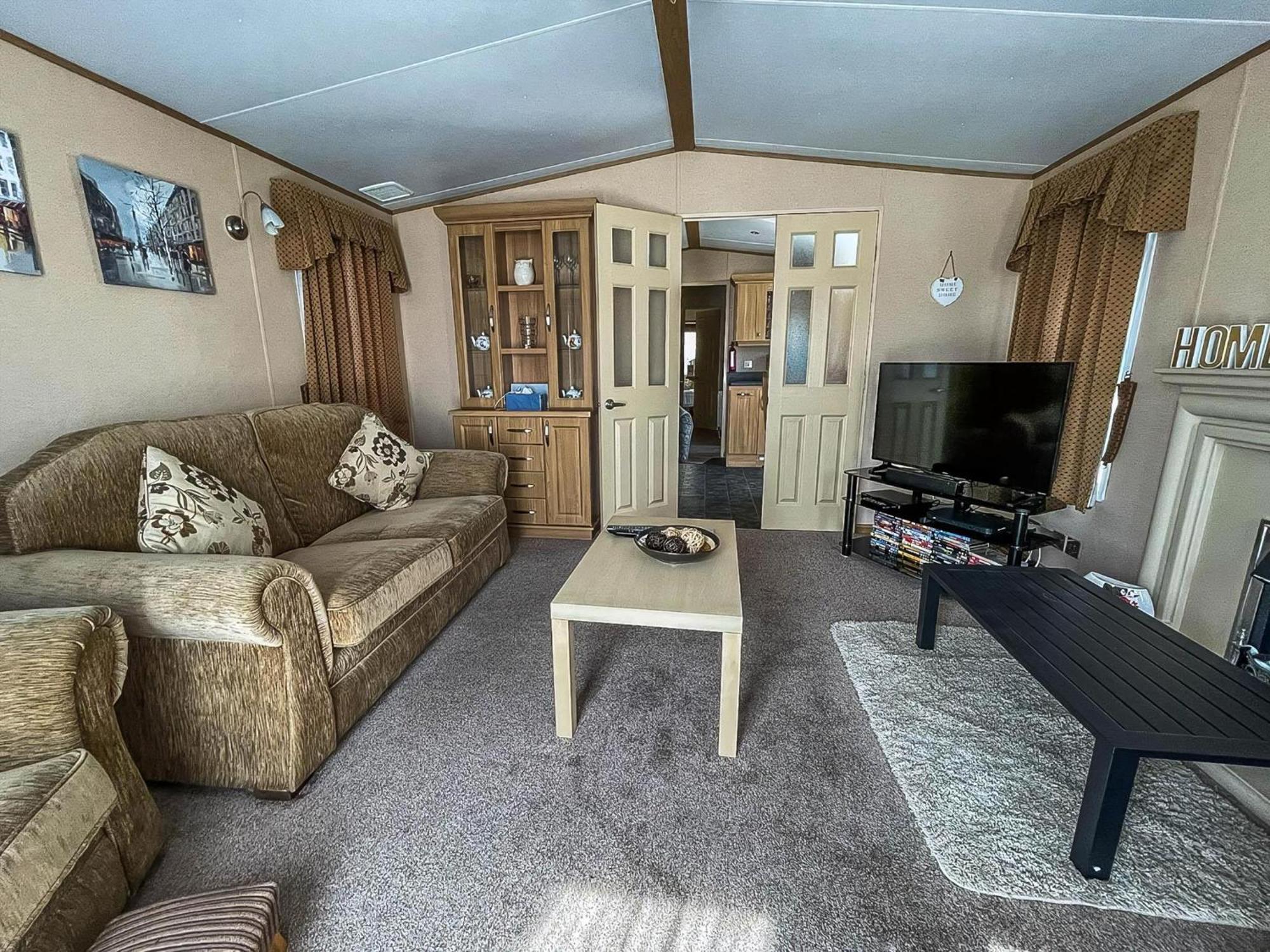 Lovely Caravan With Large Decking At Naze Marine Holiday Park Ref 17306Br 월턴 온 더 네이즈 외부 사진