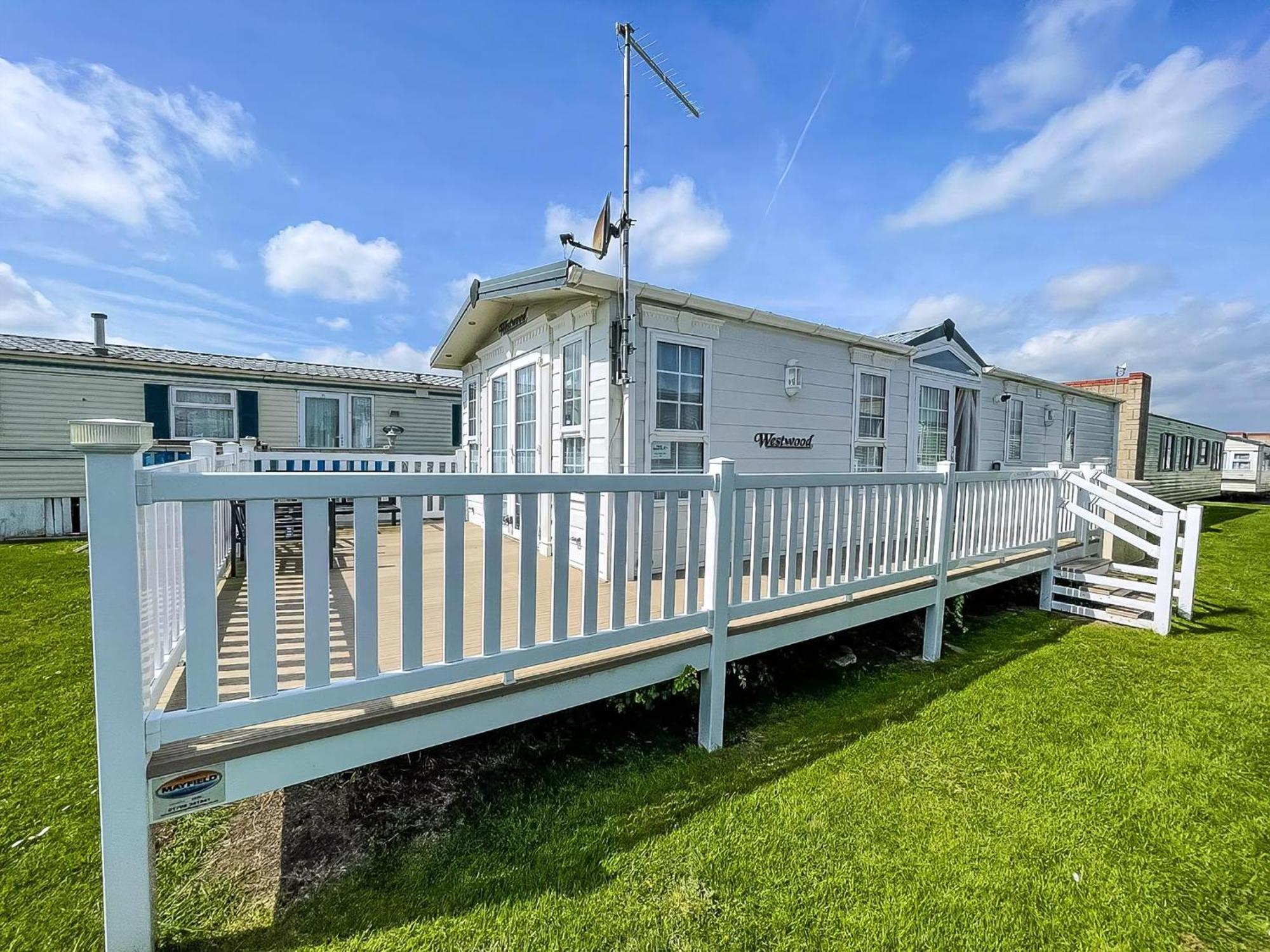 Lovely Caravan With Large Decking At Naze Marine Holiday Park Ref 17306Br 월턴 온 더 네이즈 외부 사진
