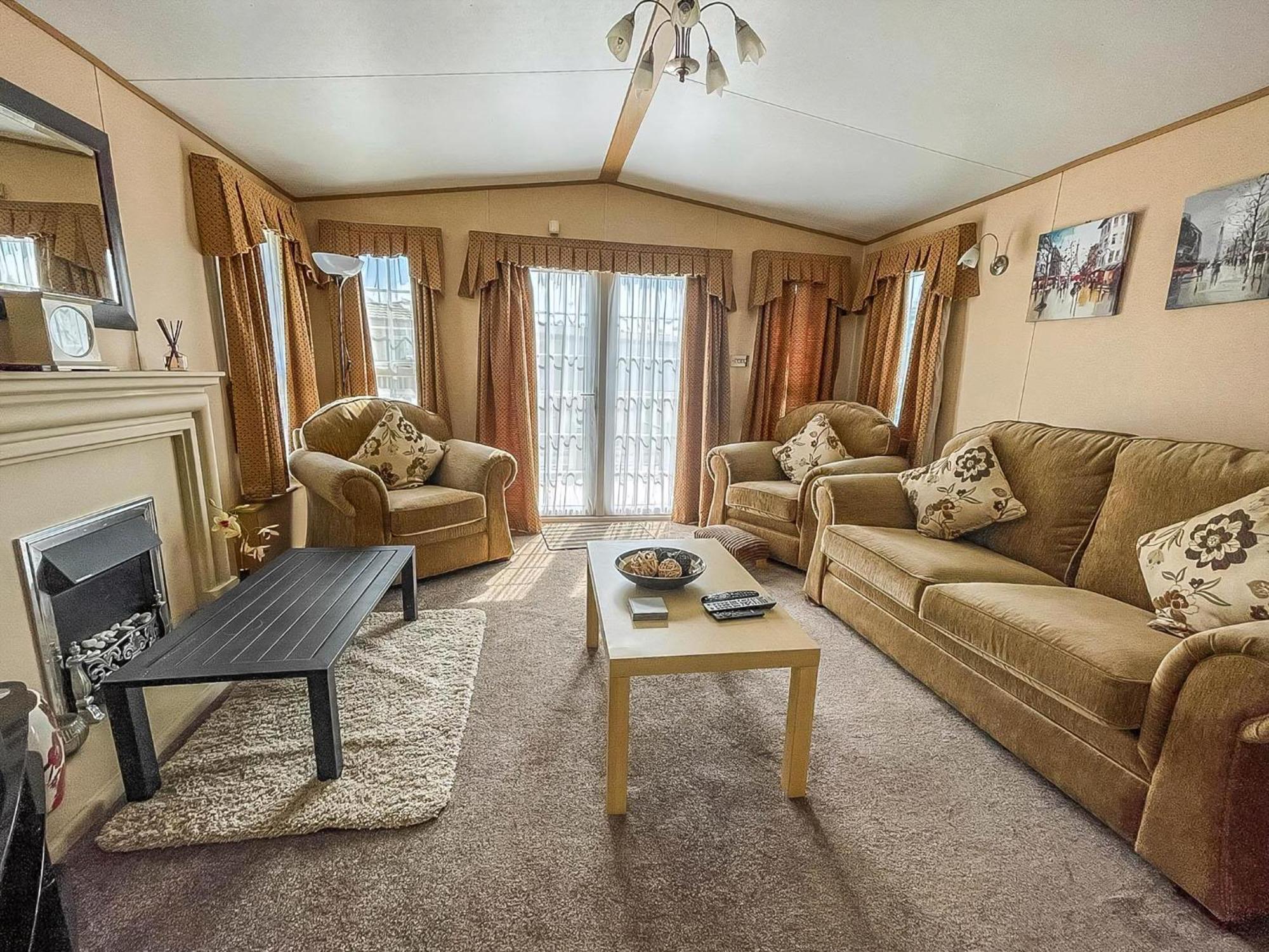 Lovely Caravan With Large Decking At Naze Marine Holiday Park Ref 17306Br 월턴 온 더 네이즈 외부 사진
