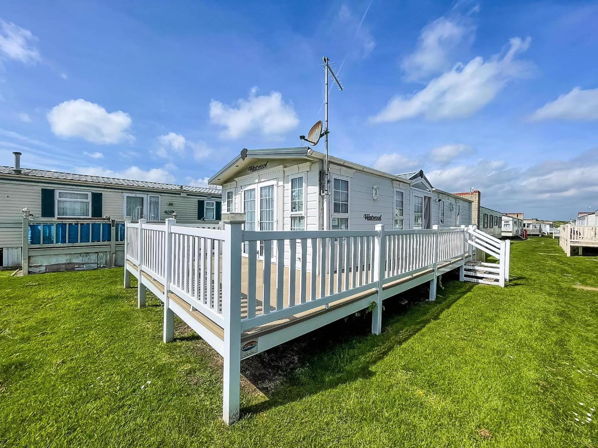 Lovely Caravan With Large Decking At Naze Marine Holiday Park Ref 17306Br 월턴 온 더 네이즈 외부 사진